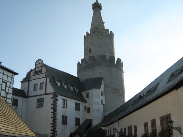 Burghof mit Burgfried